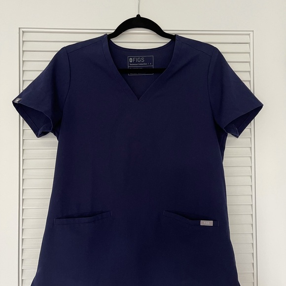 FIGS Casma three pocket scrub top in Navy - Picture 4 of 5